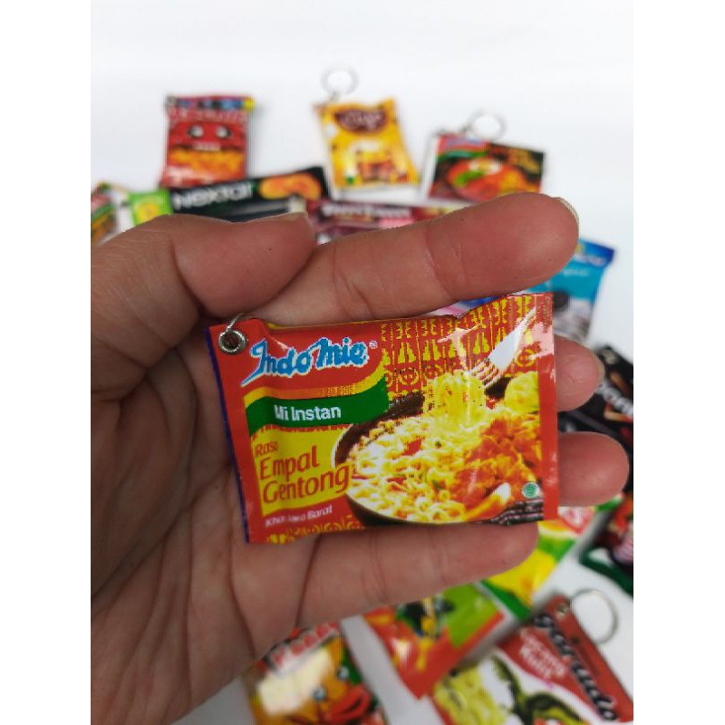 Gantungan Kunci Mini Snack Taro Indomie dll Lucu Murah Souvenir Ultah Anak