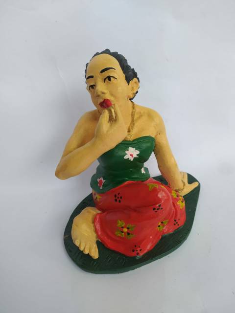 PAJANGAN MINIATUR PATUNG WANITA SEDANG DANDAN UKURAN 17x11x9 cm - DEKORASI RUMAH MURAH