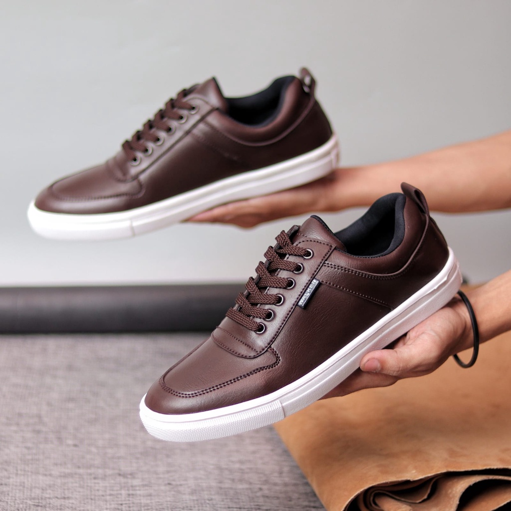MOLK Sepatu Casual Sneakers Hitam Tali Original Branded Simple Gaya Footwear