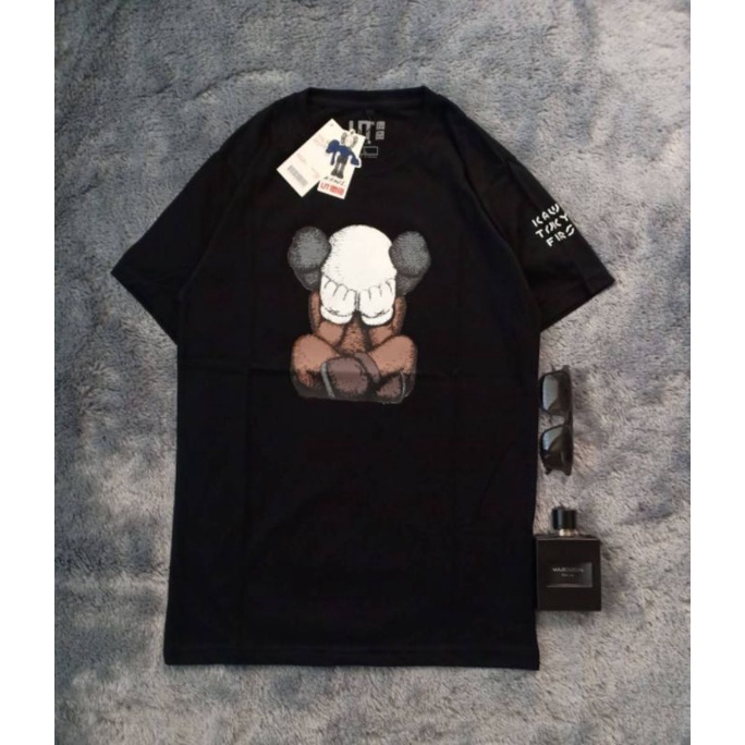 KAOS UNIQLO X KAWS/KAOS UNIQLO PRIA/KAOS UNIQLO IMPORT/TSHIRT UNIQLO BEST SELLER