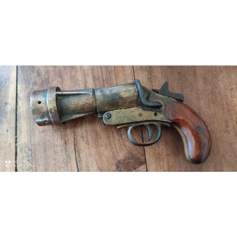 VINTAGE FLARE GUN