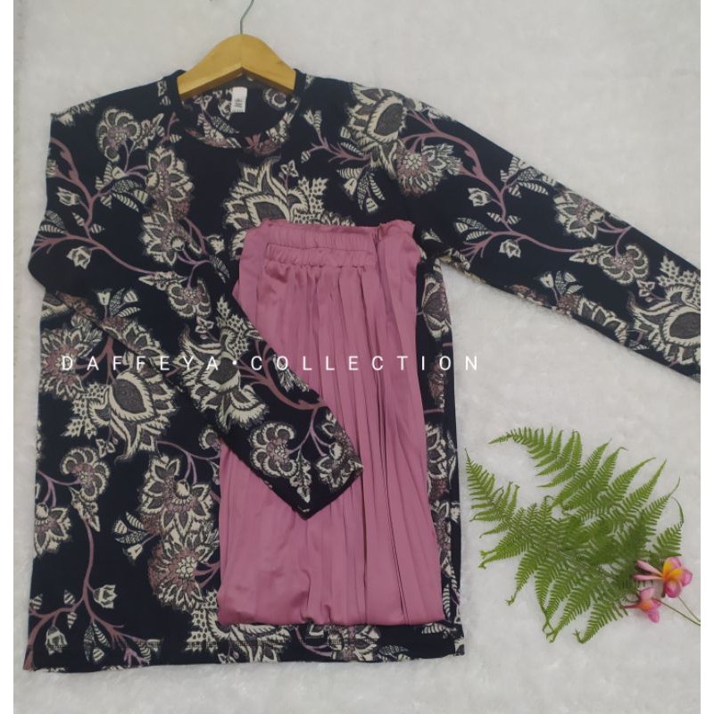 Kaos Dan Rok Plisket