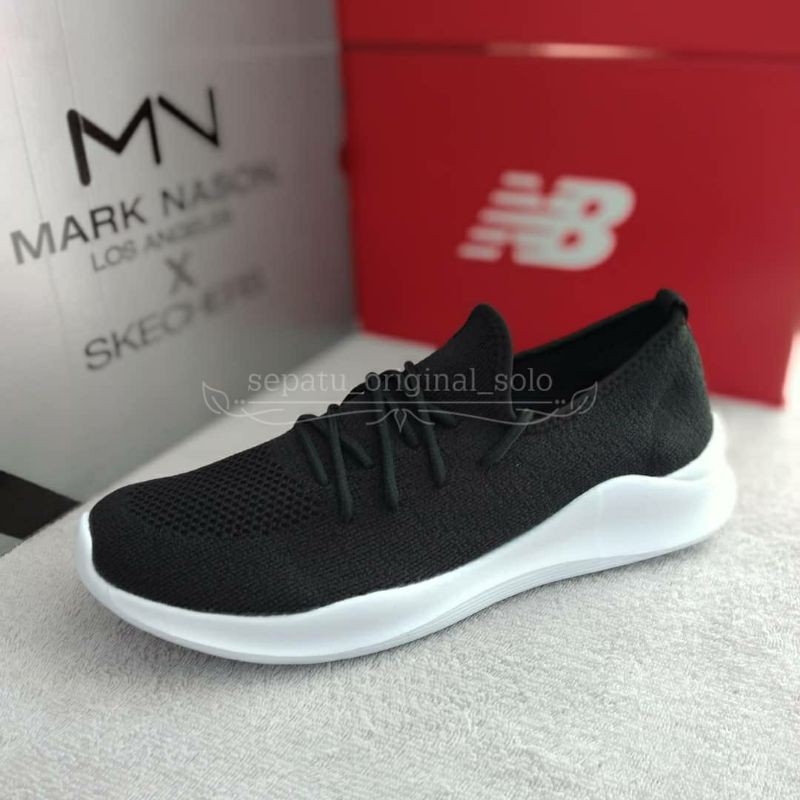 AIRWALK SLIP ON LAUREN HITAM