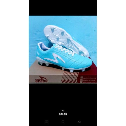 sepatu bola Spec olahraga