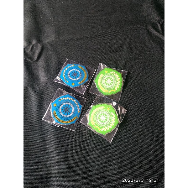 pin pkk warna hijau dan biru