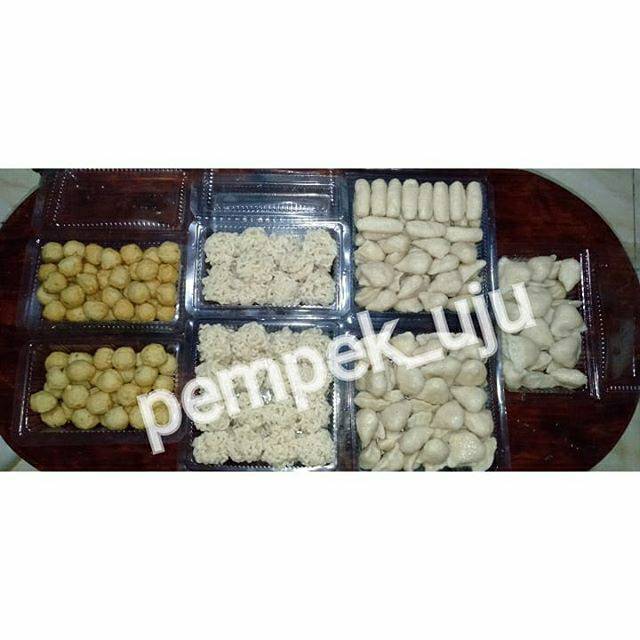 

Pempek campur ( dicampur sesuai stok yang tersedia )