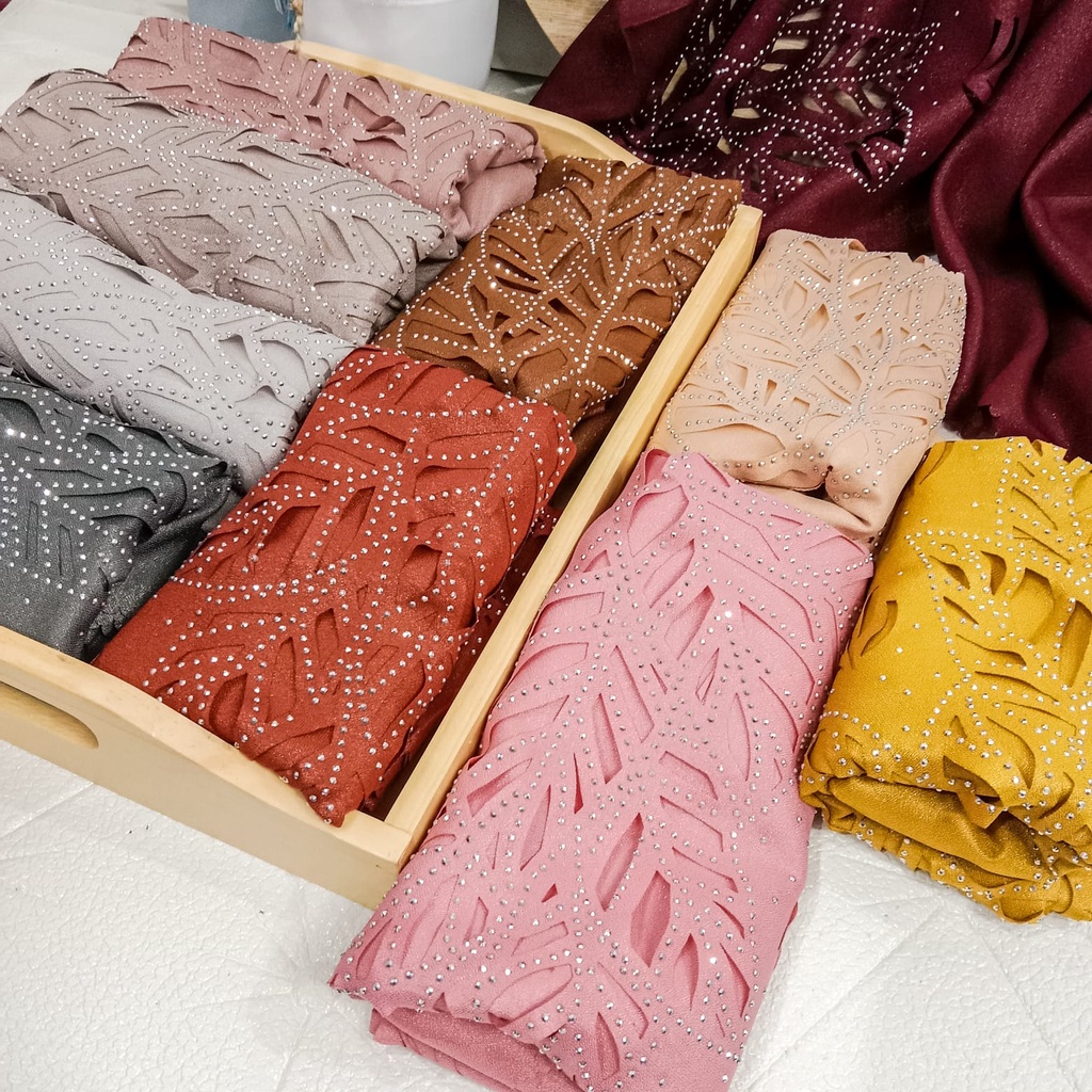 JILBAB SEGI EMPAT MOTIF PAYET UKIR / KERUDUNG WANITA Ukuran Kurang Lebih 110 x 110 Cm