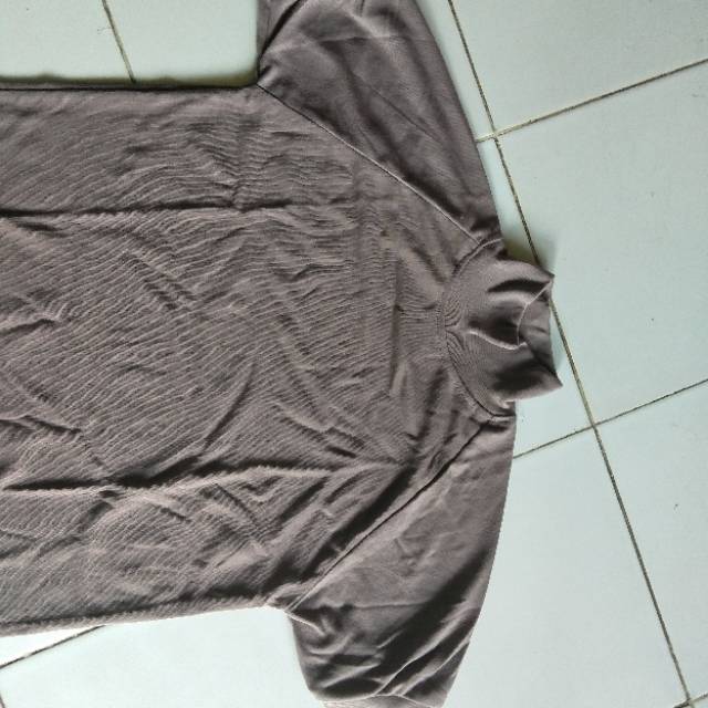 Kaos coklat polos leher tinggi