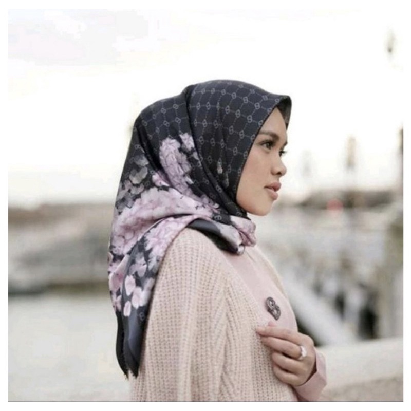 Hydrangea noir black buttonscarves
