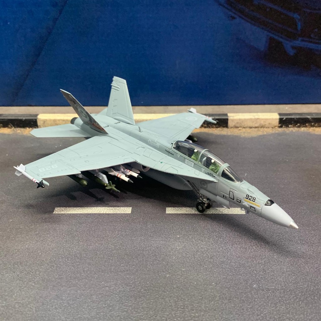 JL Model F-18B Hornet Strike Fighter Skala 100