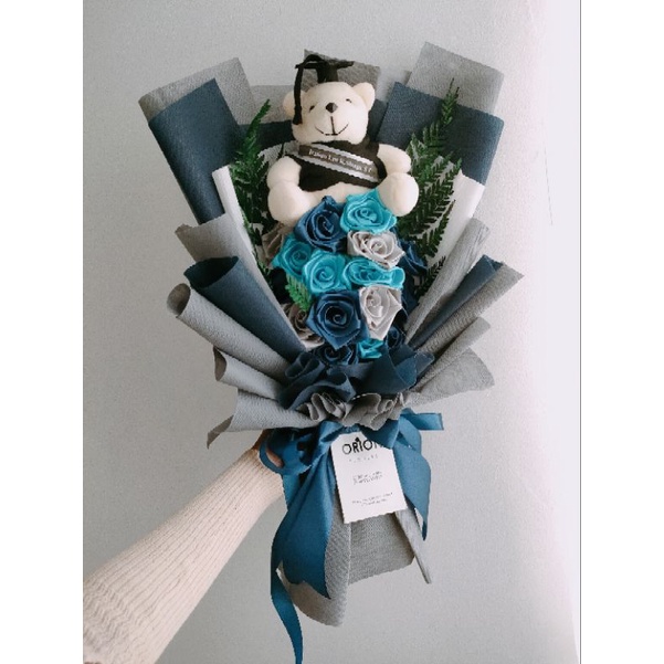 buket bunga wisuda/bunga wisuda Bekasi/bucket bunga Bekasi/boneka wisuda murah/bunga mawar wisuda