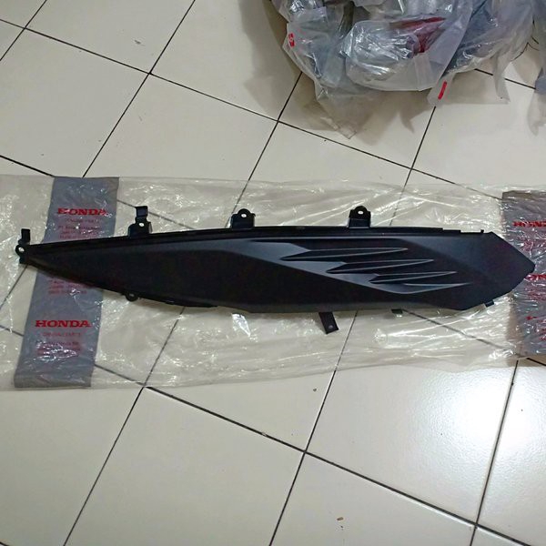 cover body side R sambungan body vario 110 fi remot K46 kanan original 83550-K46-N00ZA