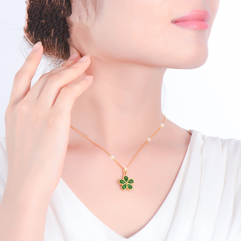 [Ready Stock]Fashion Plated Gold Inlaid with Jade Parthenocissus Grass Pendant Flower Necklace