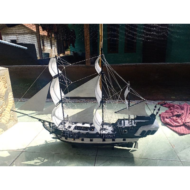 Miniatur kapal dari bambu