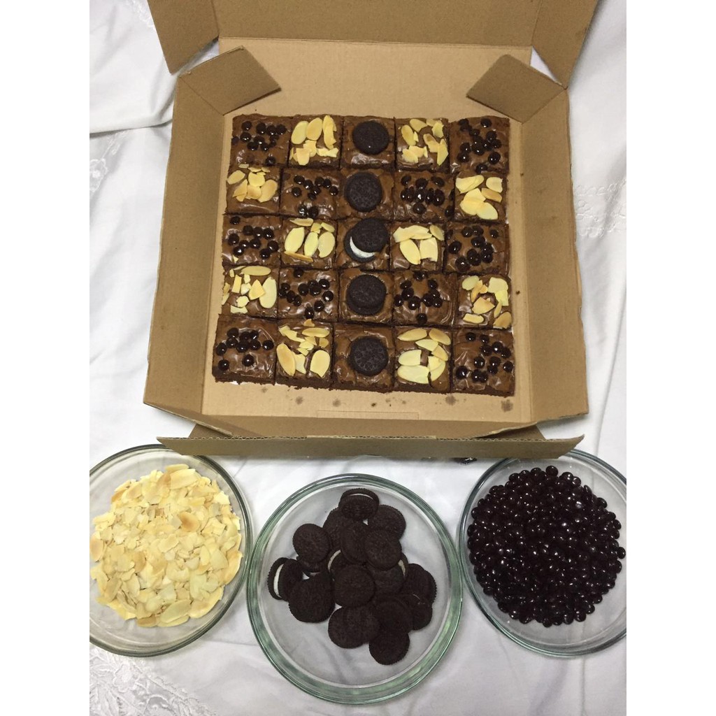 

Brownie Addict-Fudgy Brownie-Shyny Crust-Hampers lebaran-Hadiah Ulang Tahun