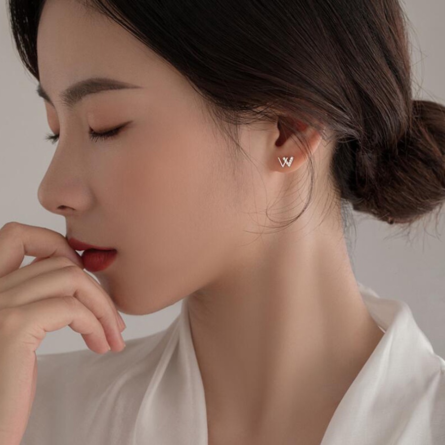1 Pasang Anting Stud Desain Huruf W Lapis Emas S925 Sterling Silver Aksen Kristal Berlian Untuk Wanita