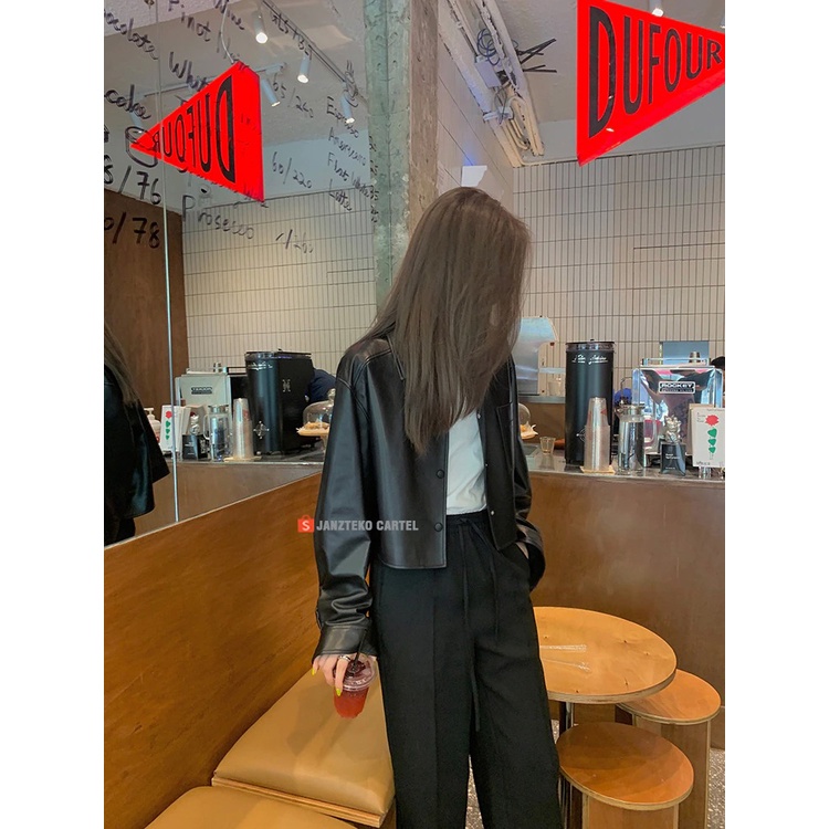 JNK x MEINA - Jaket Oversize Crop Top Pendek Wanita Faux Synthetic Leather Jacket Premium Original Semi Kulit Sintetis Viena Asli Garut Cewek Perempuan Atasan Outer Outfit Hijab Korean KPOP Style Long Sleeve Tangan Panjang Kancing Saku Pocket Hitam Casual