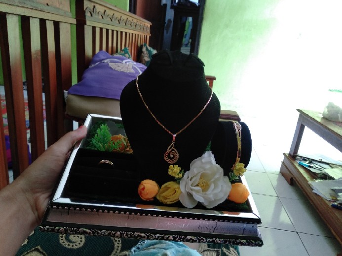 Tempat Perhiasan Akrilik