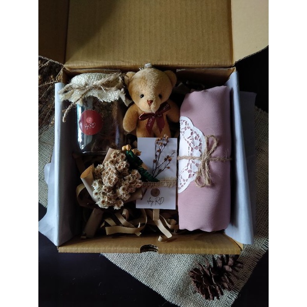 

Gift box / Gift box kerudung / Gift box biscuit / Gift box graduation / Hampers / Hampers box