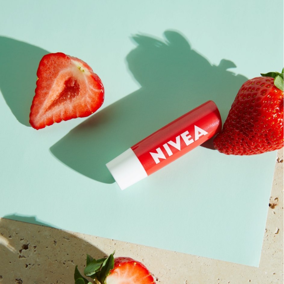 NIVEA Lip Care Watermelon Shine Strawberry Lip Balm Fruity Shine Beauty Stick Straw 4.8 gr Pelembab Bibir Kering Warna Nude Sheer
