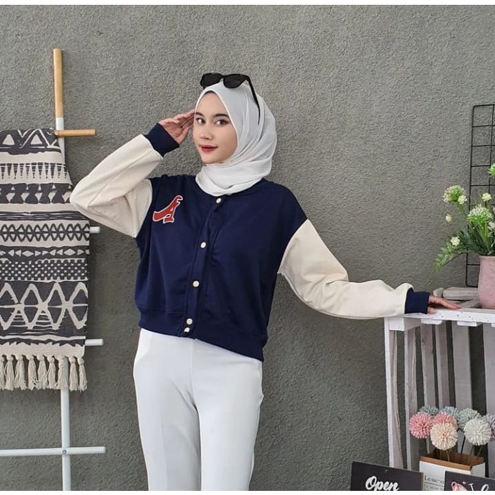 Sweater Wanita Grosir Berkualitas - A baseball croppe