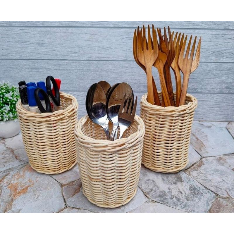 

tempat sendok rotan / tempat pencil / rotan hampers / keranjang rotan / parsel rotan