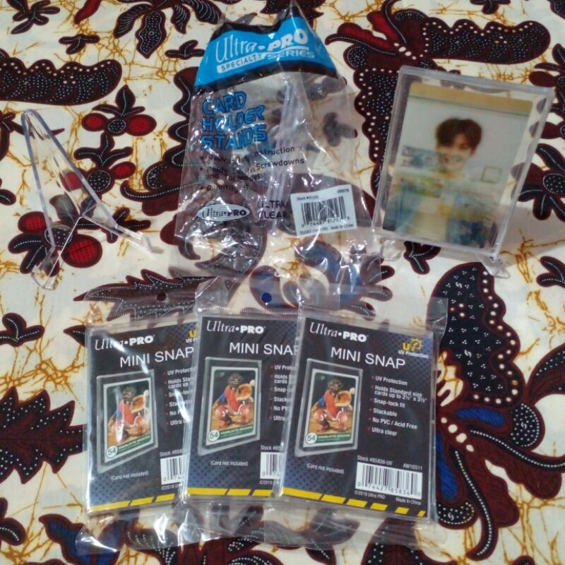 Mini Snap Lucite Stand Ultra-Pro Clear UV Card Holder Case Pelindung Photocard Game Kartu Toploader