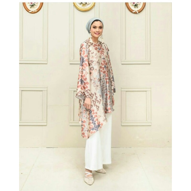 Chloe Tunik in Sea Rose XXL Wearing Klamby