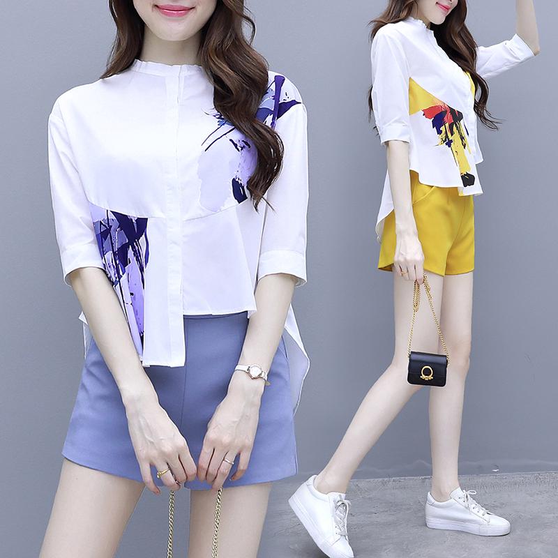 Setelan Blus Asimetris dan Celana Pendek Warna Kuning Setelan Blus Asimetris dan Celana Pendek Warna Kuning