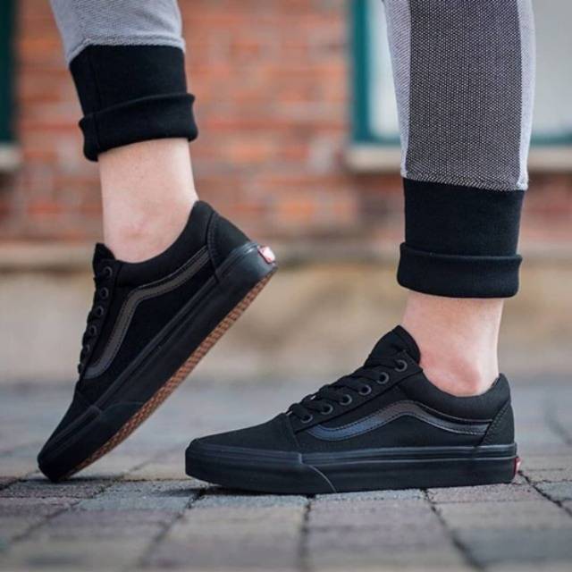 Sepatu vans cowok hitam polos