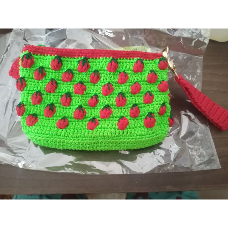 dompet rajut motif strawberry