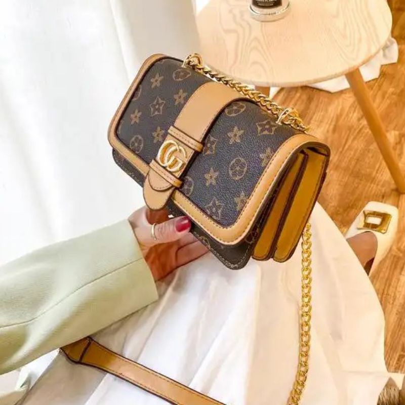 

Kode : ELJ 5291IDR : 140 rb Bahan : Kulit Pu ukuran: 14 x 22 x 6 cm Warna : Brown, White