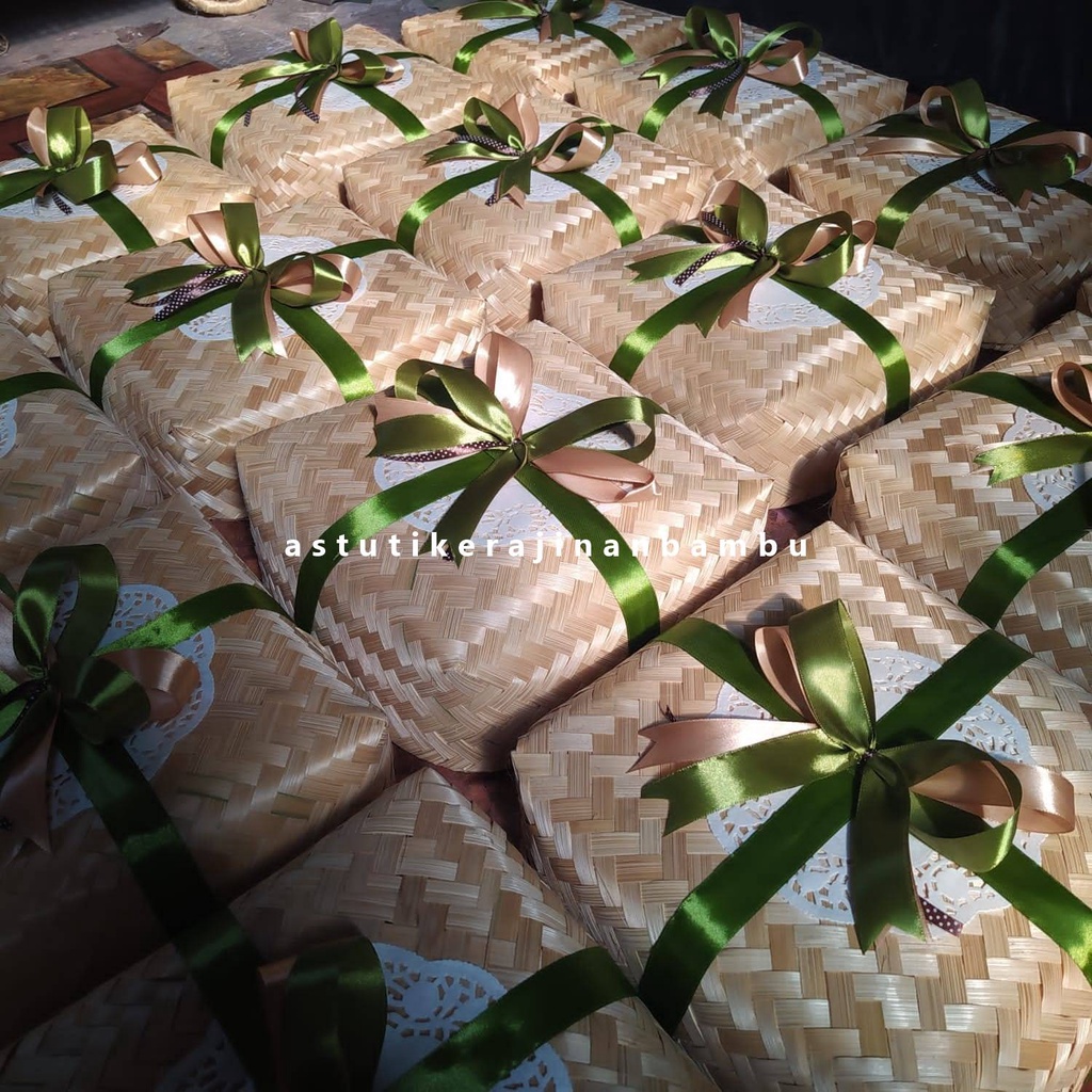 

Besek Pita Natural 25 x 25 x 8 cm/Besek Hias Pita/Besek Jumbo Hias Pita/Besek Pita Jumbo/Besek Unik