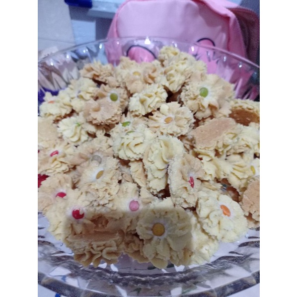 

Kue kering dan snack aput shop