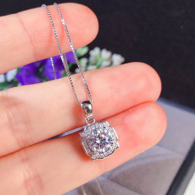 Ornament's Moissanite Pendant Necklace