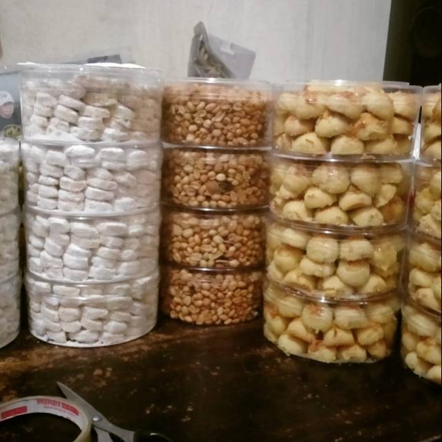 

Nastar , putri salju , kacang bawang dll