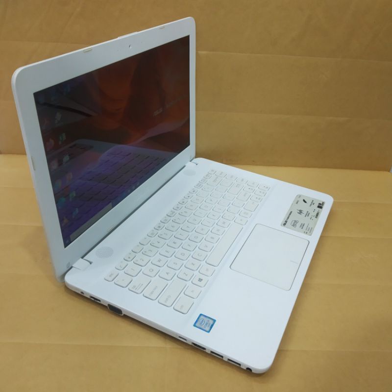 Laptop Bekas Asus X441UA i3-6006U 4GB/1000GB WHITE