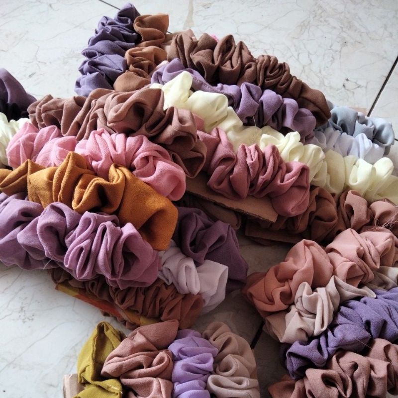 promo scrunchie ikat rambut hijab// beli 3pcs gratis 1 pcs //harga 10000 4 pcs