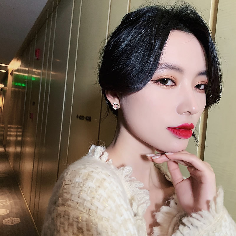 Anting Tusuk Gaya Korea Desain Bunga Hias Berlian Imitasi Untuk Wanita