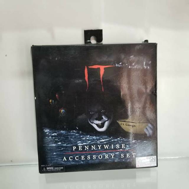 Mainan action figure
Pennywise IT accesory set
it the movie
Pennywise
by neca 
tinggi sekitar 7