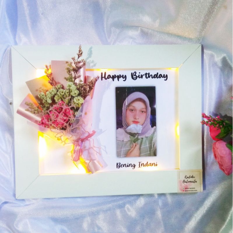 Buket Frame dengan Lampu kado wisuda kado pernikahan