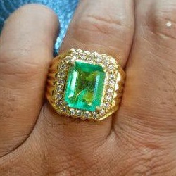 cincin batu zamrud rusia