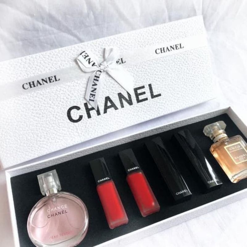 

GIFT BOX HAMPERS MAKEUP SET - KADO ULANG TAHUN