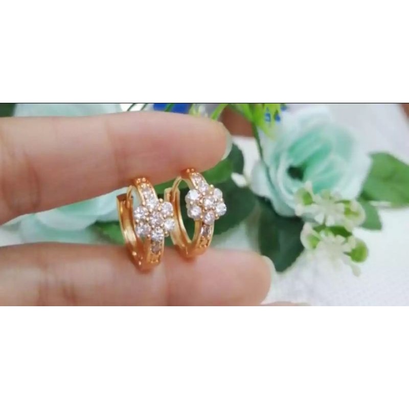 Anting jepit bunga titanium gold 18k