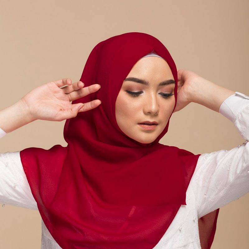Jilbab Segiempat Polos Keisha Sadia Elzatta Hitam Pollycotton Hijab Kerudung Segi Empat Krudung-Shamora marun