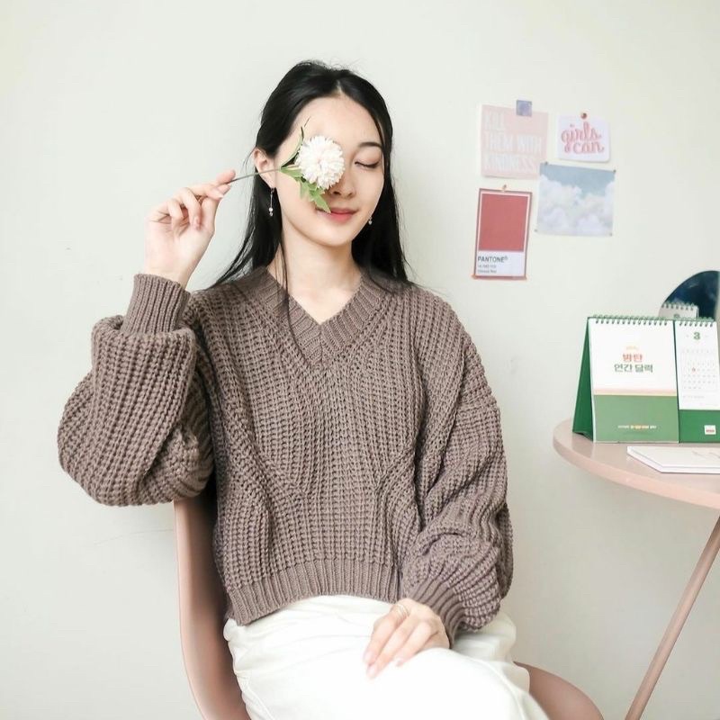 KBS BAJU RAJUT HANNA OVERSIZE KNIT/ YEJI SWEATER CROP OVERSIZE PREMIUM / V SWEATER RAJUT HIGH QUALITY