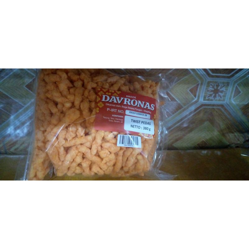 

Twist pedas davronas 380 gram / twist corn kerupuk keripik cemilan oleh oleh Magelang