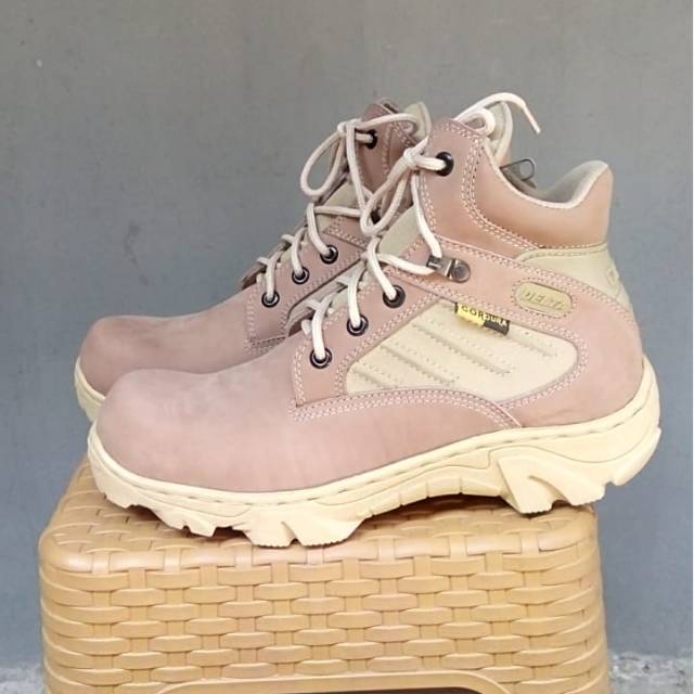 Sepatu booth pria dewasa