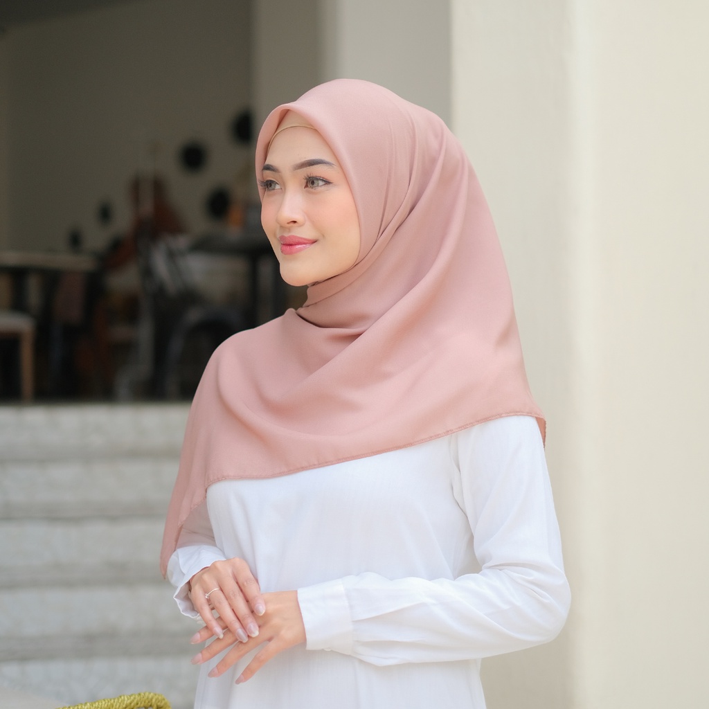 HIJAB POLLYCOTTON PREMIUM / HIJAB SEGI EMPAT / KERUDUNG SEGI EMPAT / HIJAB POLLYCOTTON / JILBAB SEGI EMPAT-WALNUT