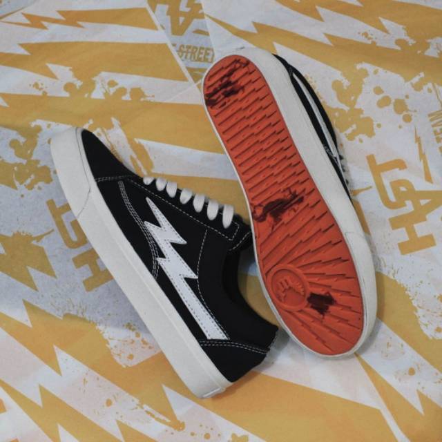 Sepatu Word Division Cls Black White